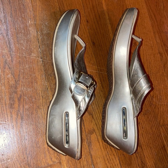 cole haan gold flip flops nike air walking shoe travel comfortable leather cute - Picture 6 of 7